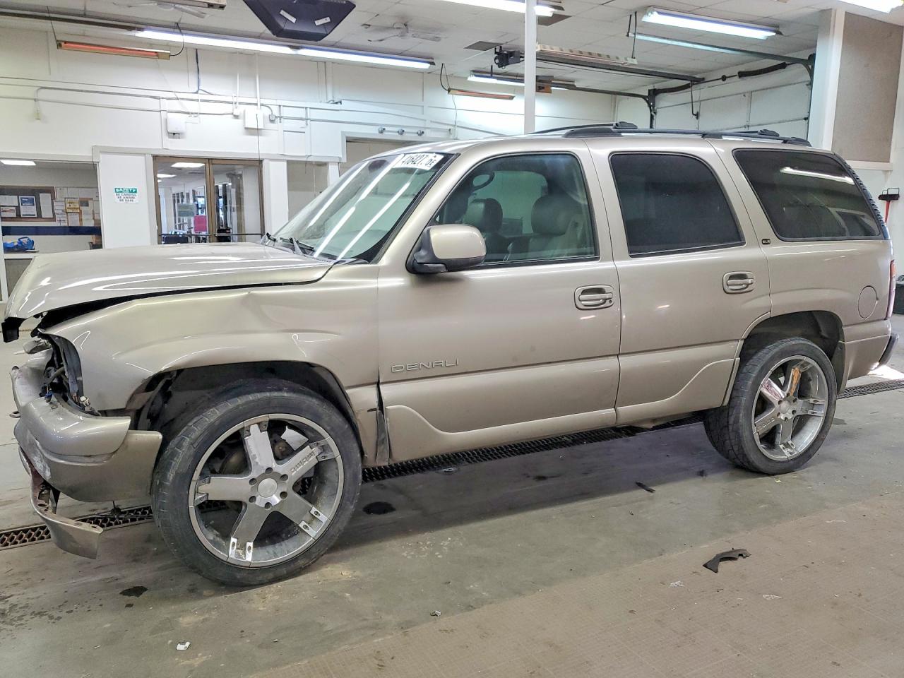 2002 GMC Yukon SLE, VIN 1GKEK13VX2R117374 — Front end