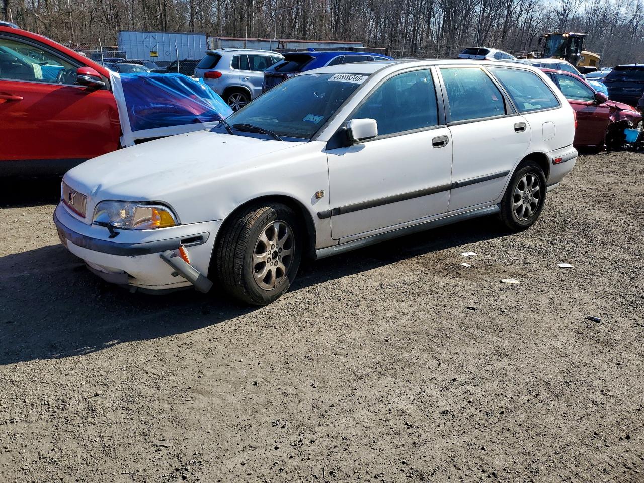 2000 Volvo V40, VIN YV1VW2555YF494315 — Перед