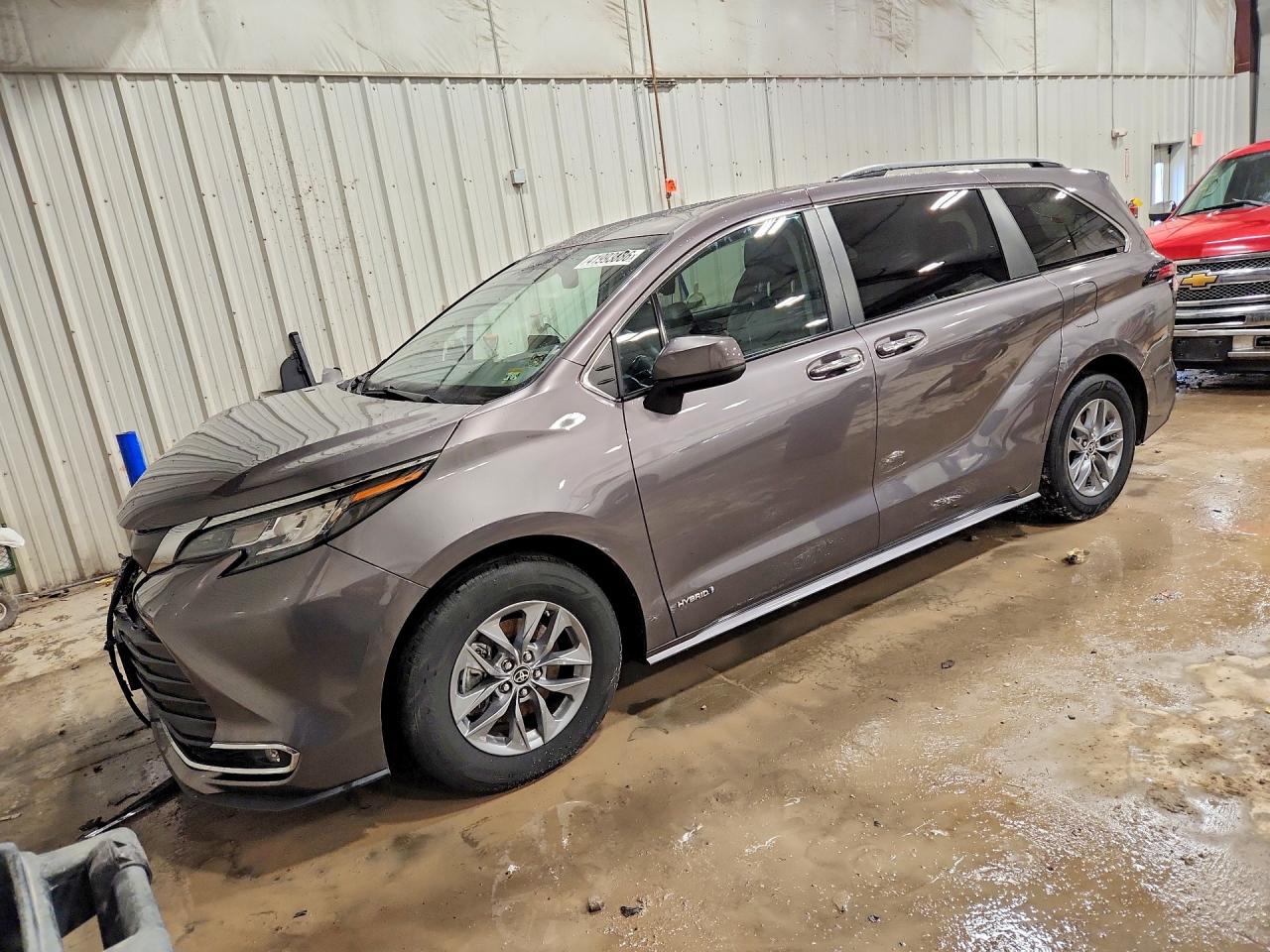 2021 Toyota Sienna XLE, VIN 5TDJSKFC1MS019428 — Перед