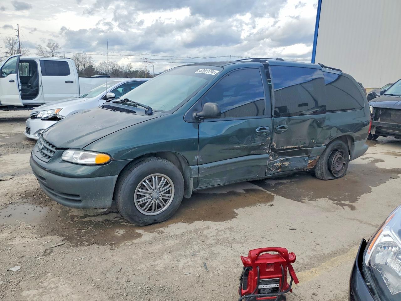 2000 Plymouth Voyager Grand SE, VIN 2P4GP44G6YR603380 — Бок