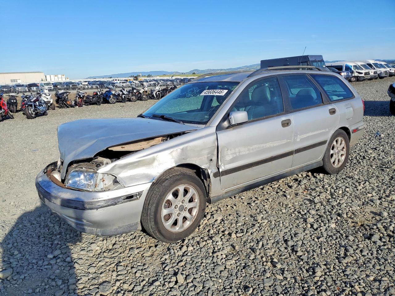 2000 Volvo V40, VIN YV1VW2551YF432779 — Перед