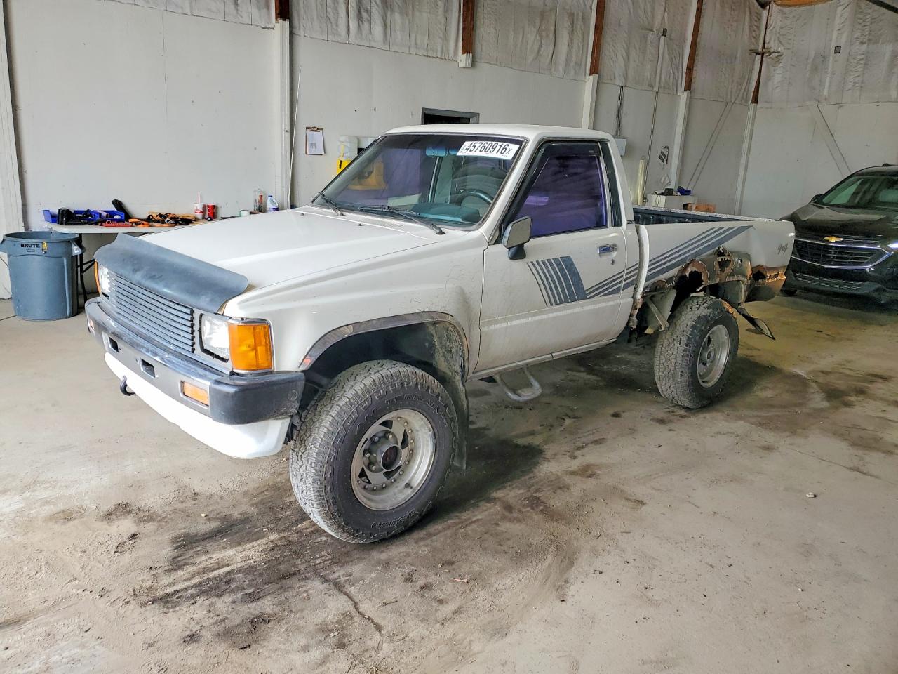 1987 Toyota Pickup, VIN JT4RN63R8H0178188 — Бок