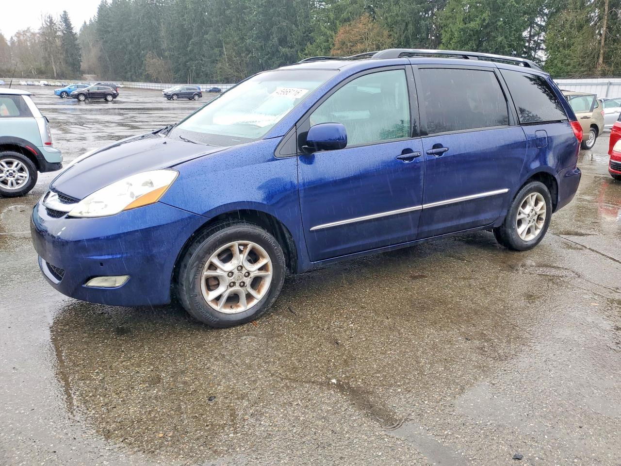 2007 Toyota Sienna XLE Limited, VIN 5TDBK22C07S001145 — Front end
