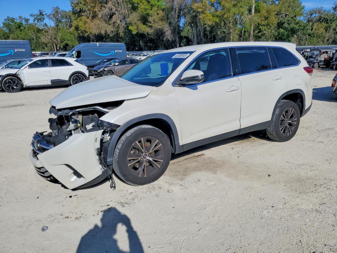 2019 Toyota Highlander LE, VIN 5TDZARFH0KS057613 — Front end