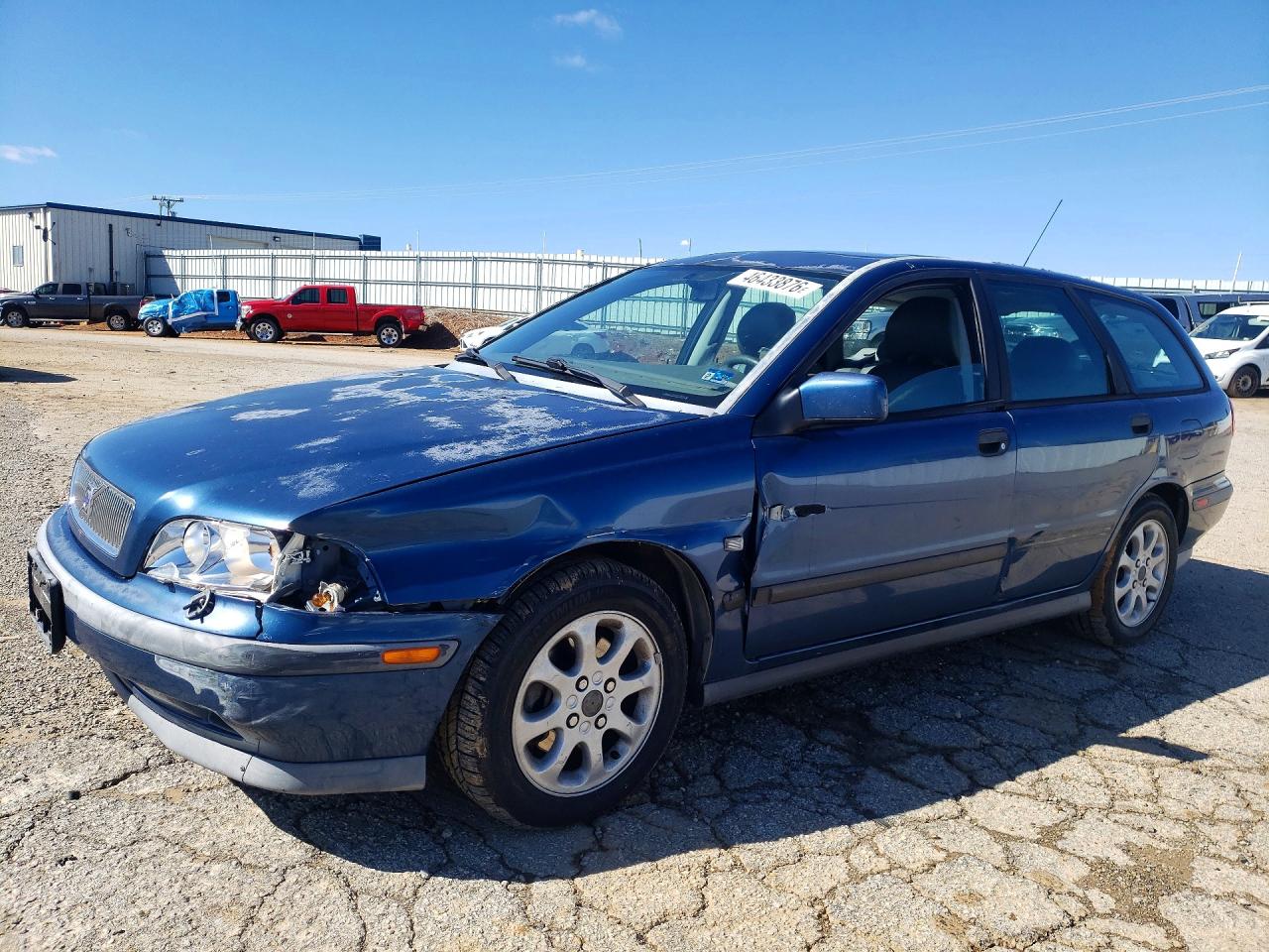 2000 Volvo V40, VIN YV1VW2559YF519250 — Перед