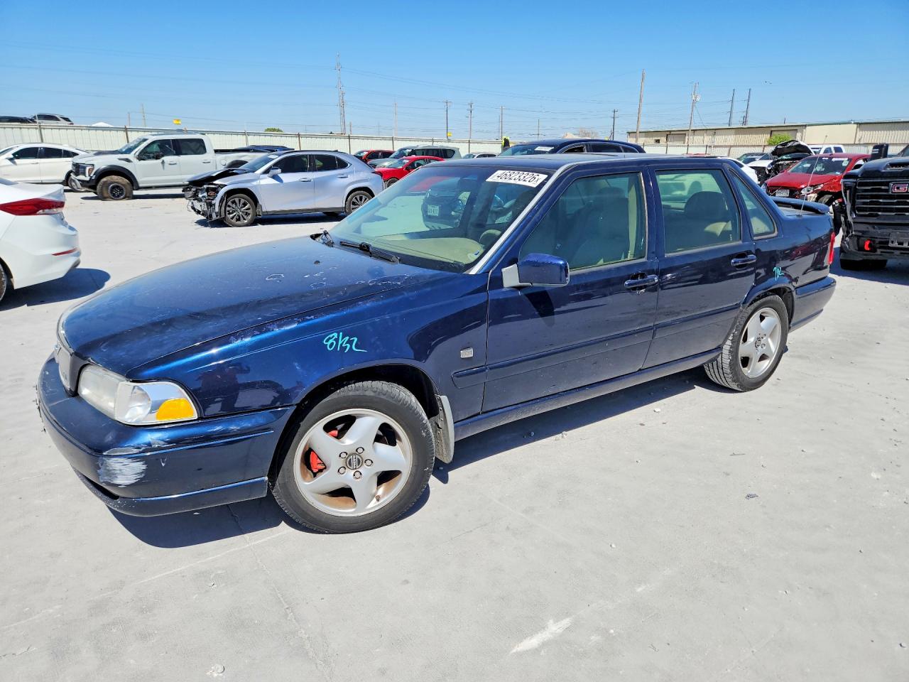 2000 Volvo S70, VIN YV1LS61J8Y2662596 — Перед