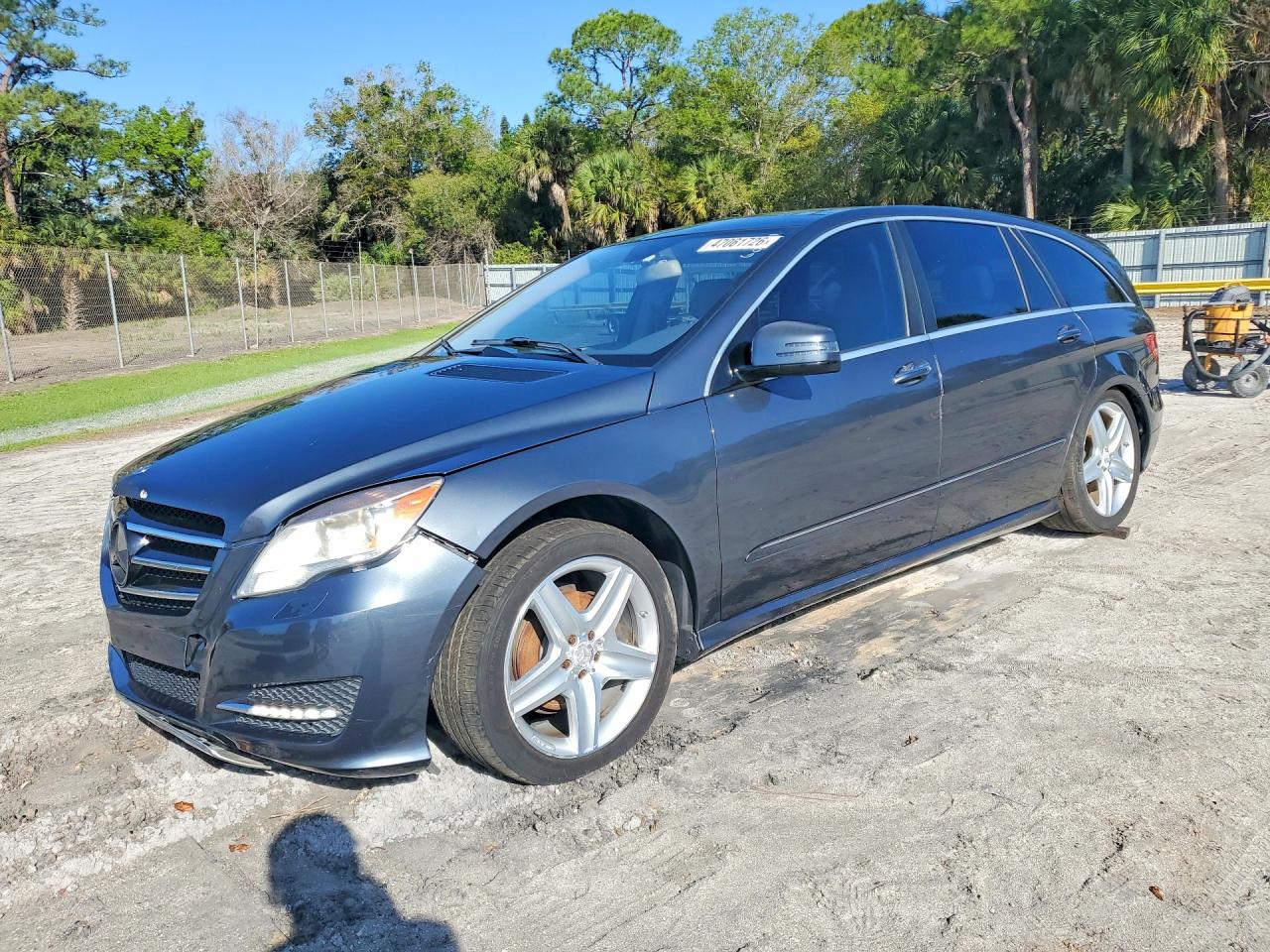 2011 Mercedes-Benz R 350, VIN 4JGCB6FE5BA115330 — Minor dents and scratches