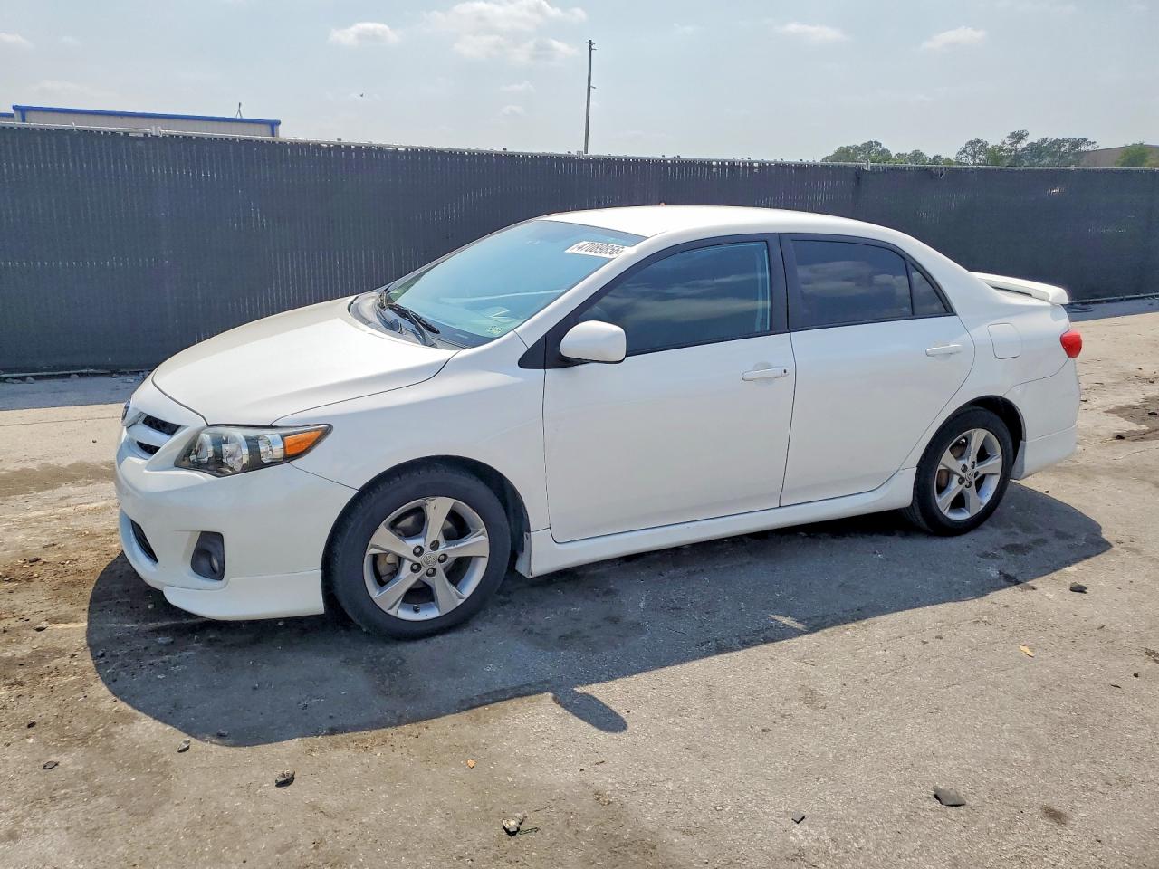 2013 Toyota Corolla LE, VIN 2T1BU4EE6DC031368 — Minor dents and scratches