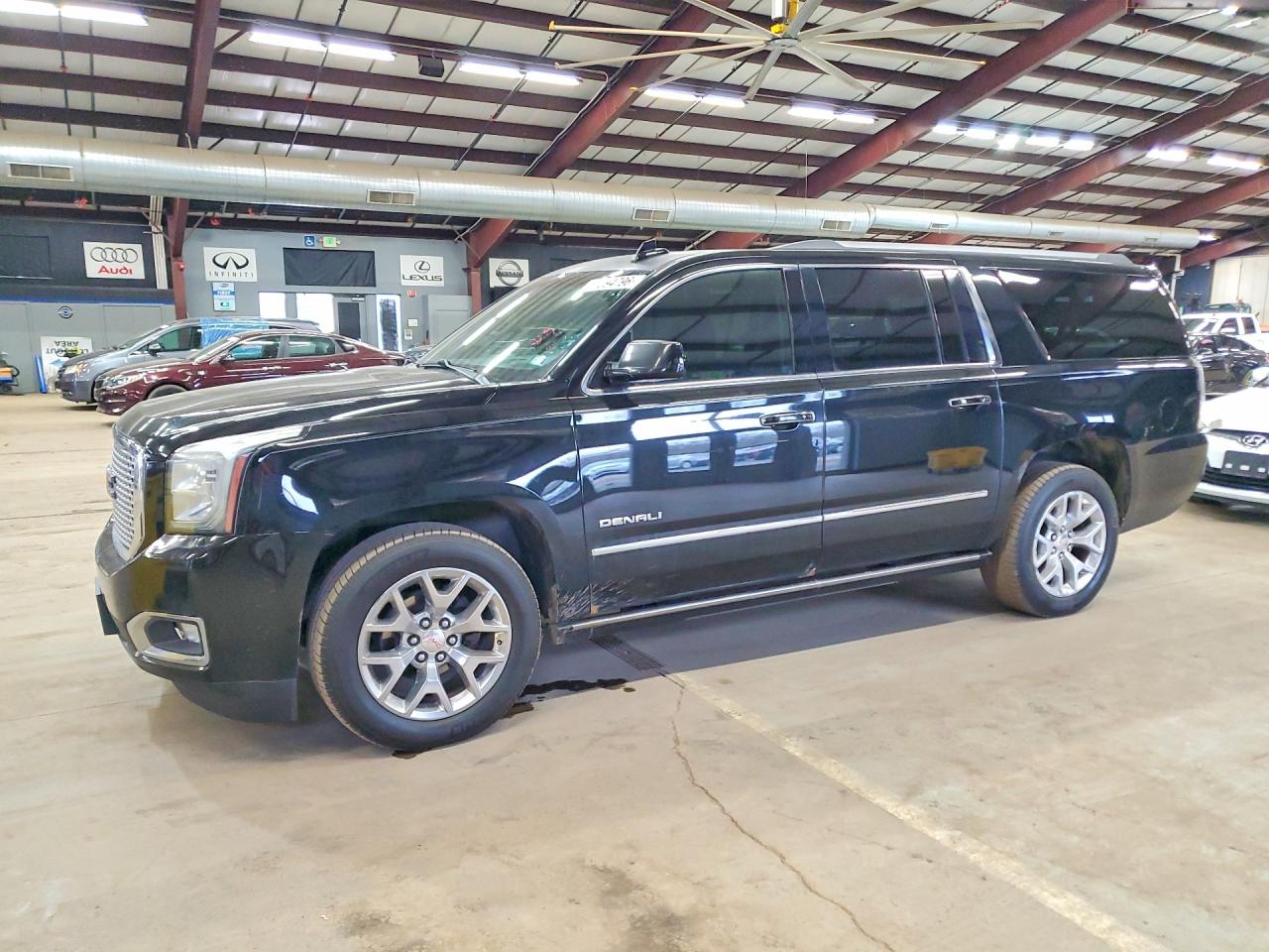 2016 GMC Yukon XL Denali, VIN 1GKS2HKJXGR334912 — Minor dents and scratches