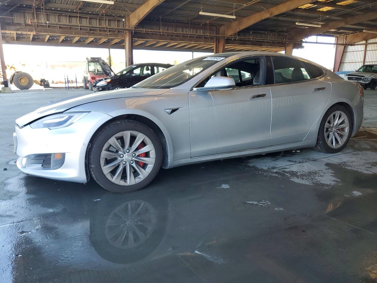 2016 Tesla Model S 90D, VIN 5YJSA1E45GF175301 — Front end