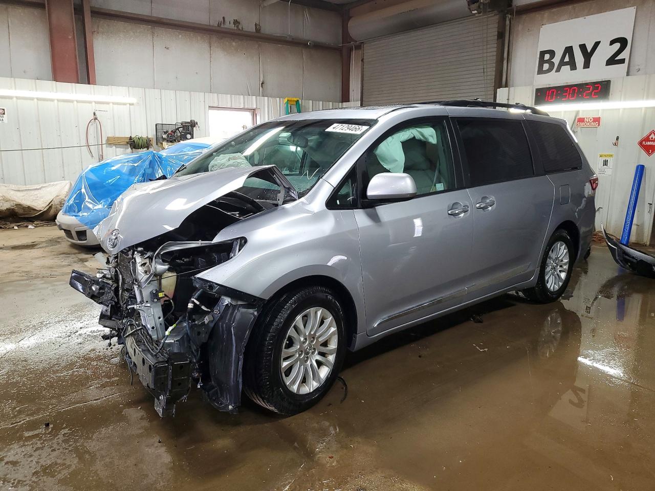 2017 Toyota Sienna XLE Premium, VIN 5TDYZ3DC4HS883012 — Front end