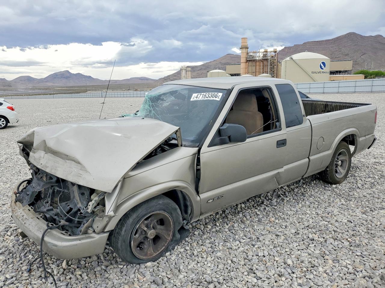 2000 Chevrolet S-10 LS, VIN 1GCCS19W4Y8114584 — Front end
