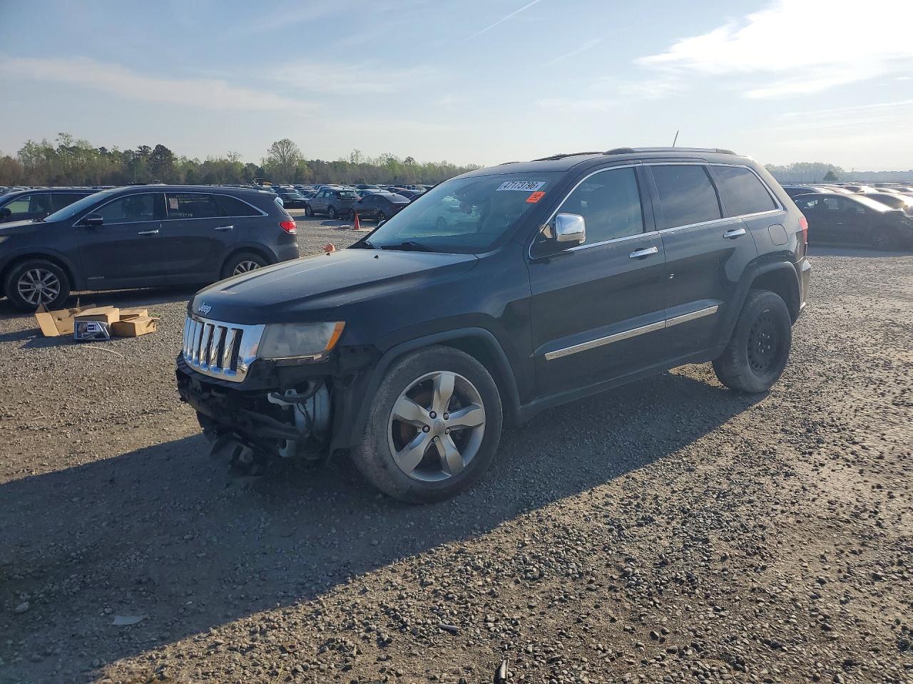 2013 Jeep Grand Cherokee Overland Summit, VIN 1C4RJECG9DC526108 — Front end