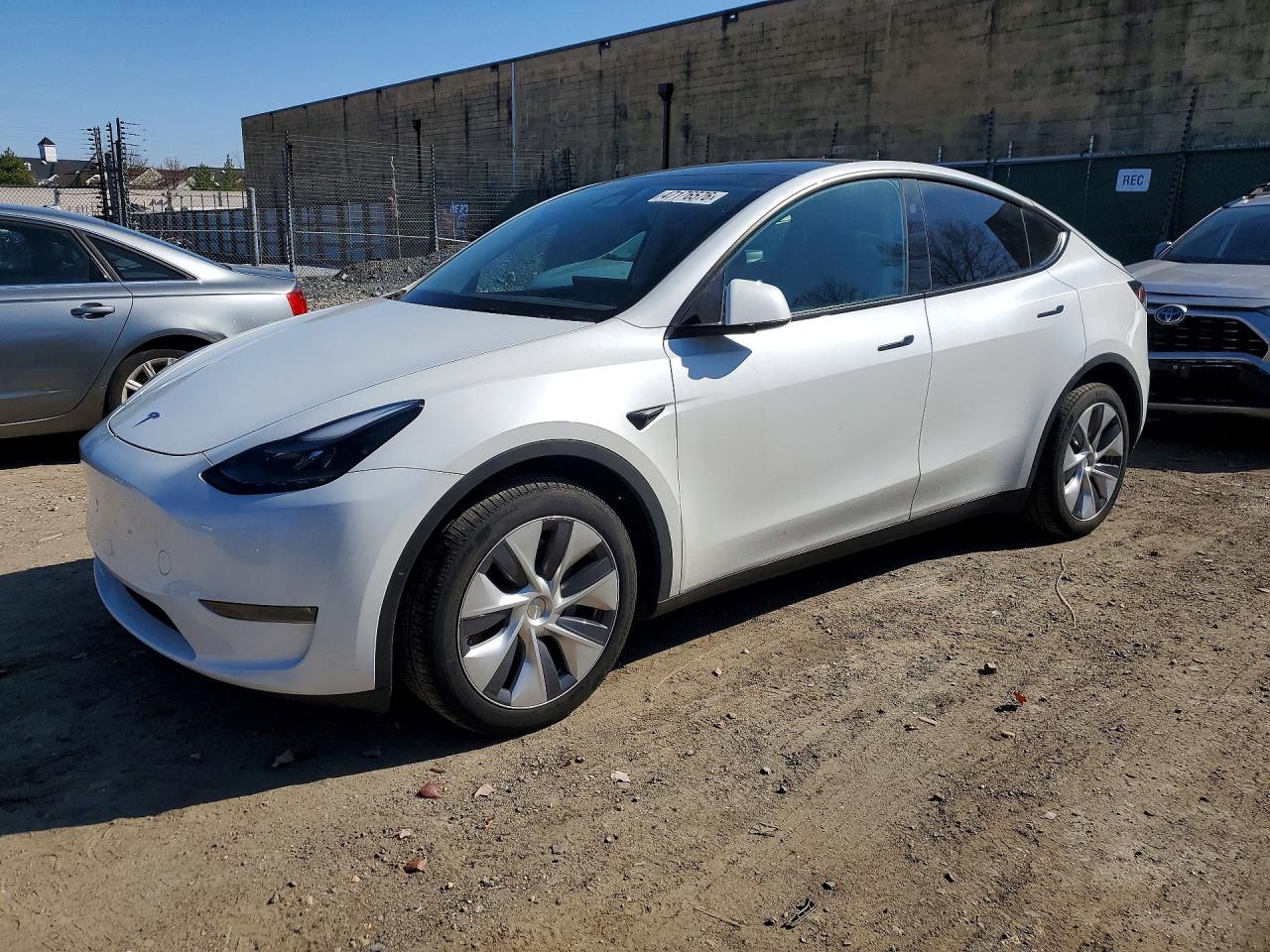 2024 Tesla Model Y Long Range, VIN 7SAYGDEE0RA260228 — Rear end
