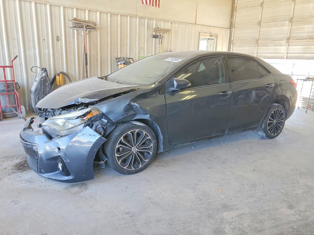 2015 Toyota Corolla LE, VIN 5YFBURHE7FP340147 — Front end