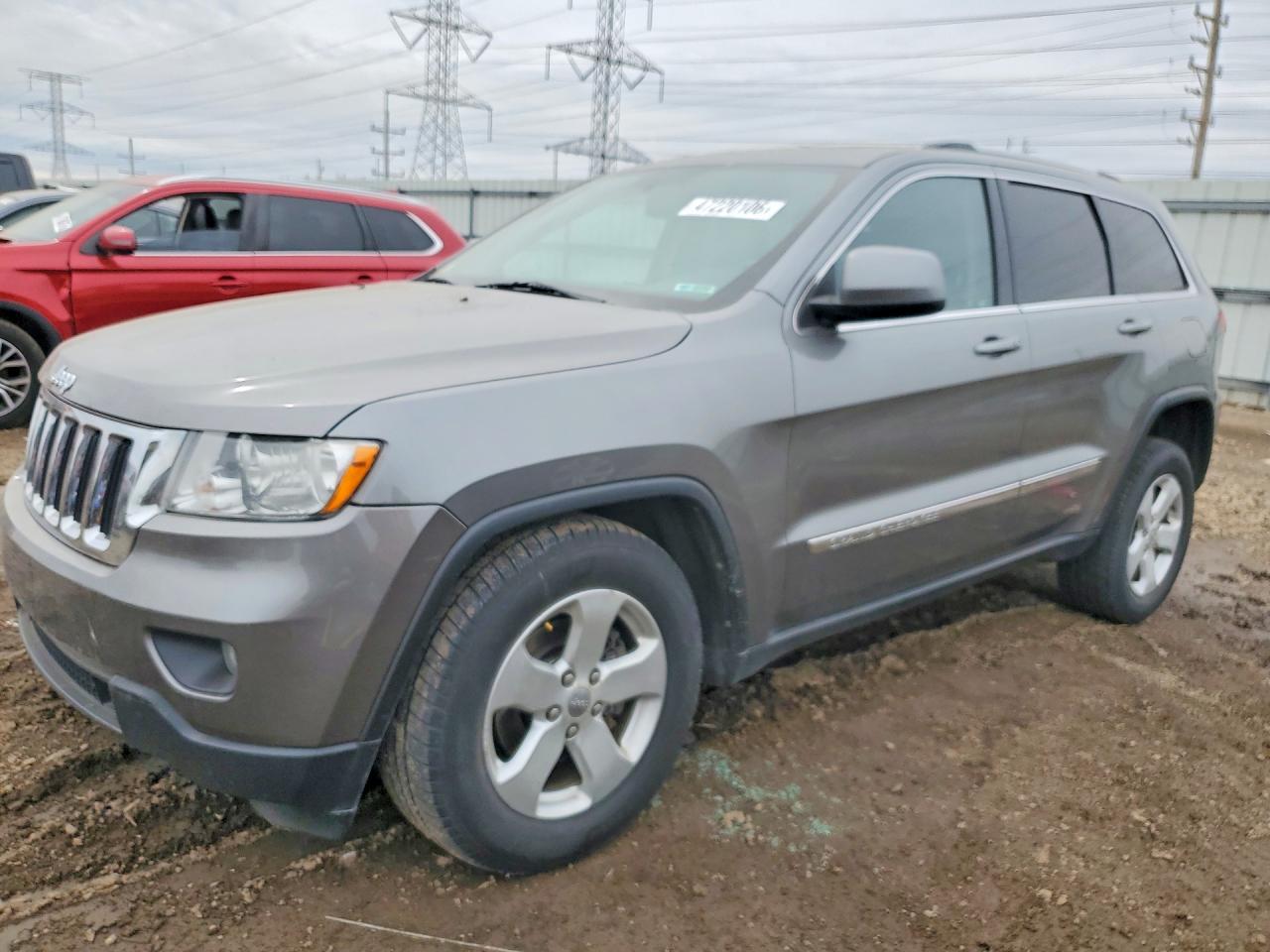 2013 Jeep Grand Cherokee Laredo, VIN 1C4RJFAG6DC610119 — Front end