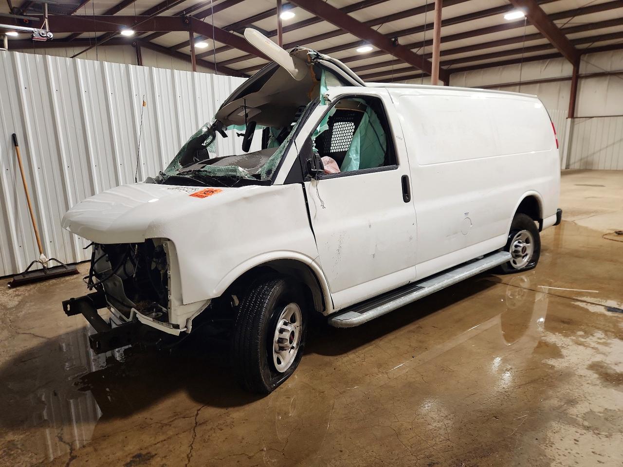 2024 GMC Savana Cargo, VIN 1GTW7AFP8R1154737 — Front end