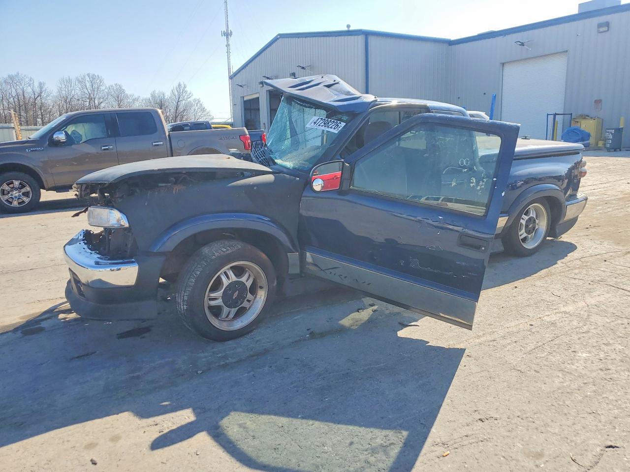 2001 Chevrolet S-10 LS Xtreme, VIN 1GCCS19W918242602 — Burn