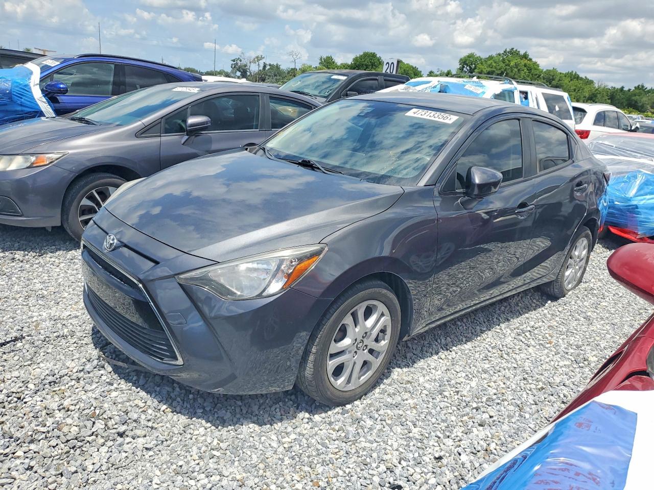 2017 Toyota Yaris, VIN 3MYDLBYV0HY188672 — Side