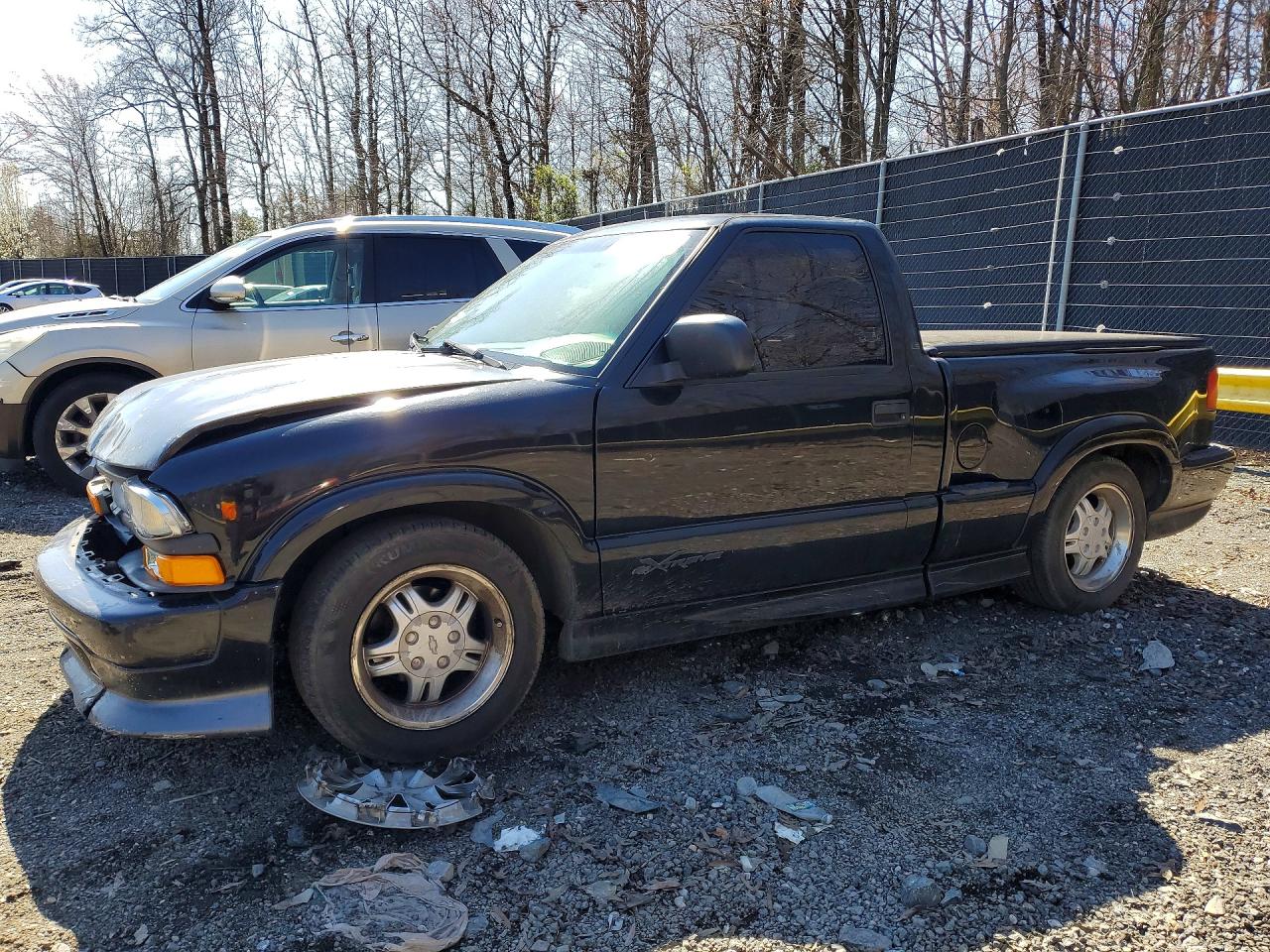 2000 Chevrolet S-10 LS, VIN 1GCCS14W2Y8223942 — Front end