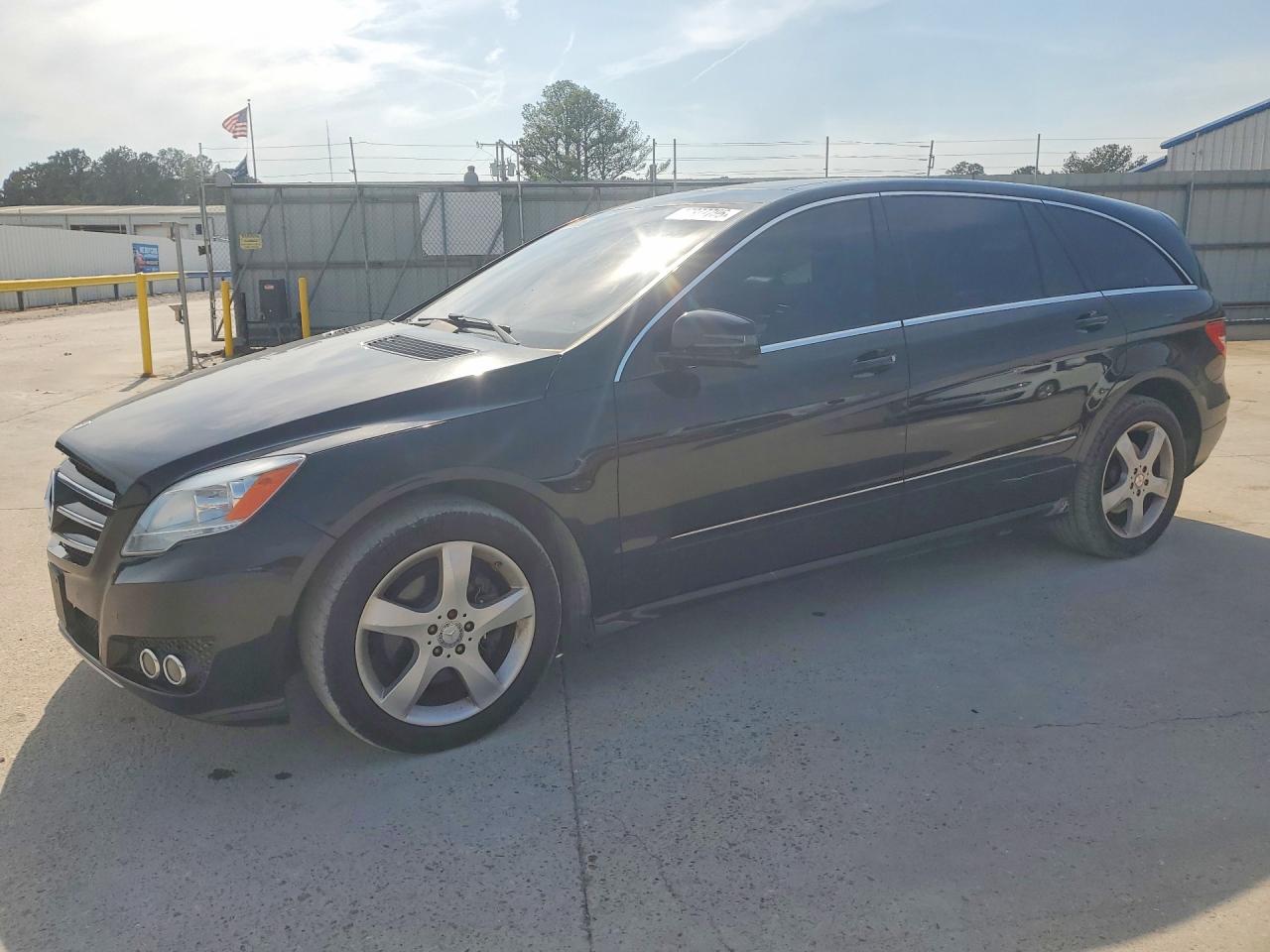 2011 Mercedes-Benz R 350, VIN 4JGCB6FE8BA116133 — Minor dents and scratches