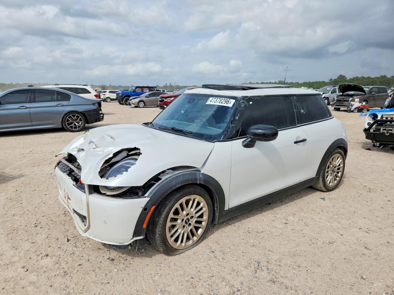 2025 MINI Hardtop Cooper S, VIN WMW23GD06S2W28331 — Перед