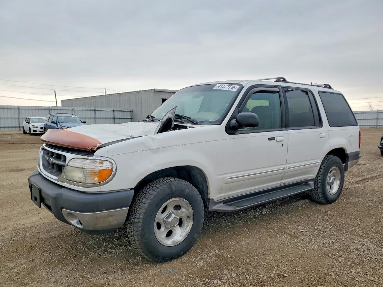 2000 Ford Explorer XLT, VIN 1FMZU73E4YZA89327 — Front end