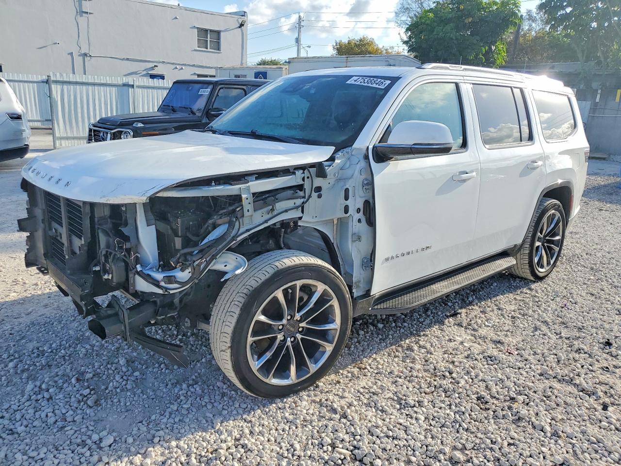 2022 Jeep Wagoneer Series II, VIN 1C4SJVBT6NS166478 — Перед