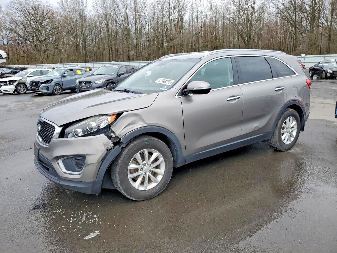 2017 Kia Sorento LX, VIN 5XYPG4A31HG301151 — Front end