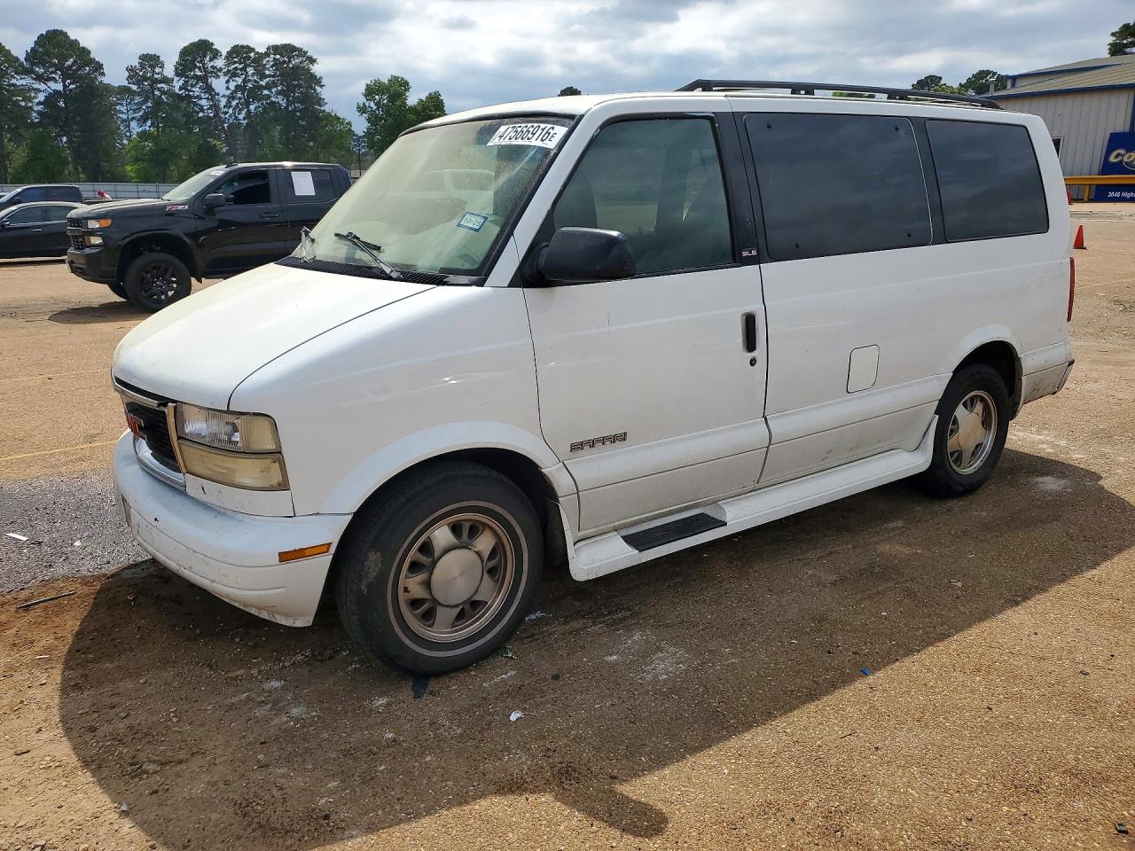 2000 GMC Safari, VIN 1GKDM19W2YB530297 — Front end