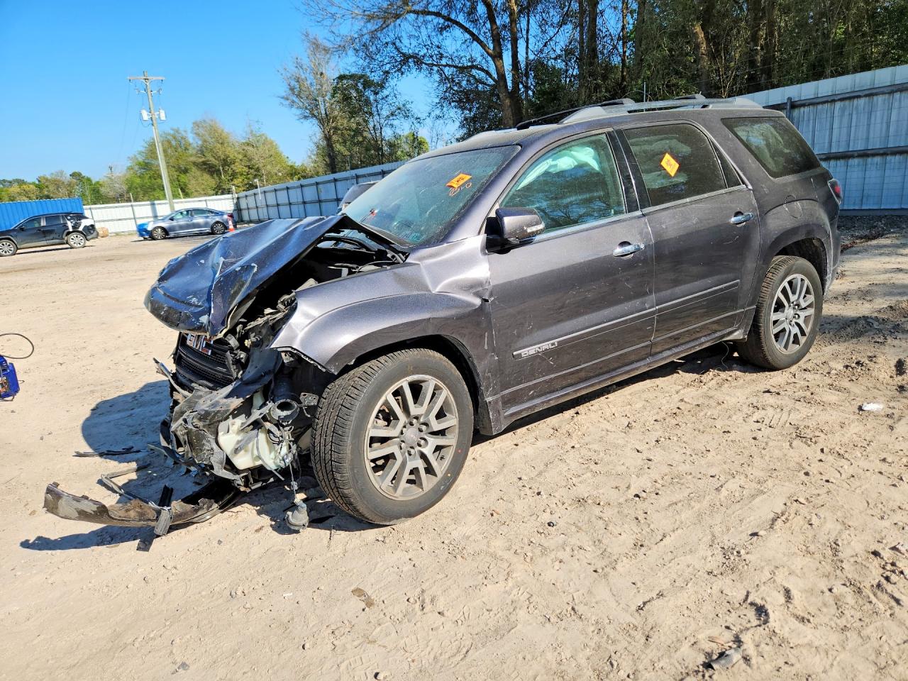 2013 GMC Acadia Denali, VIN 1GKKVTKD1DJ265610 — Перед