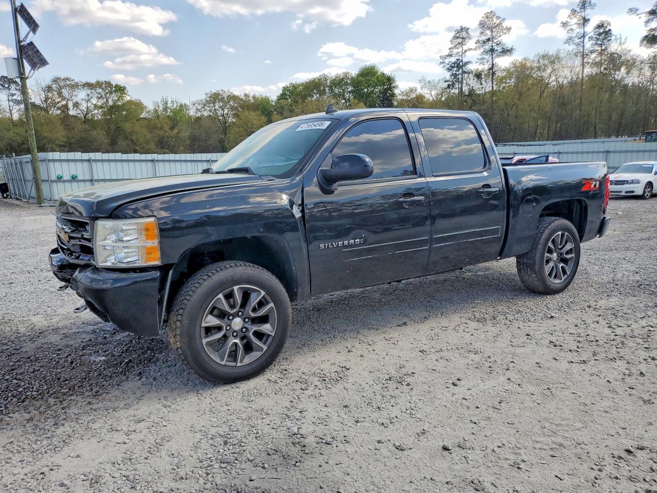 2013 Chevrolet Silverado 1500 LT, VIN 3GCPCSE06DG228726 — Front end
