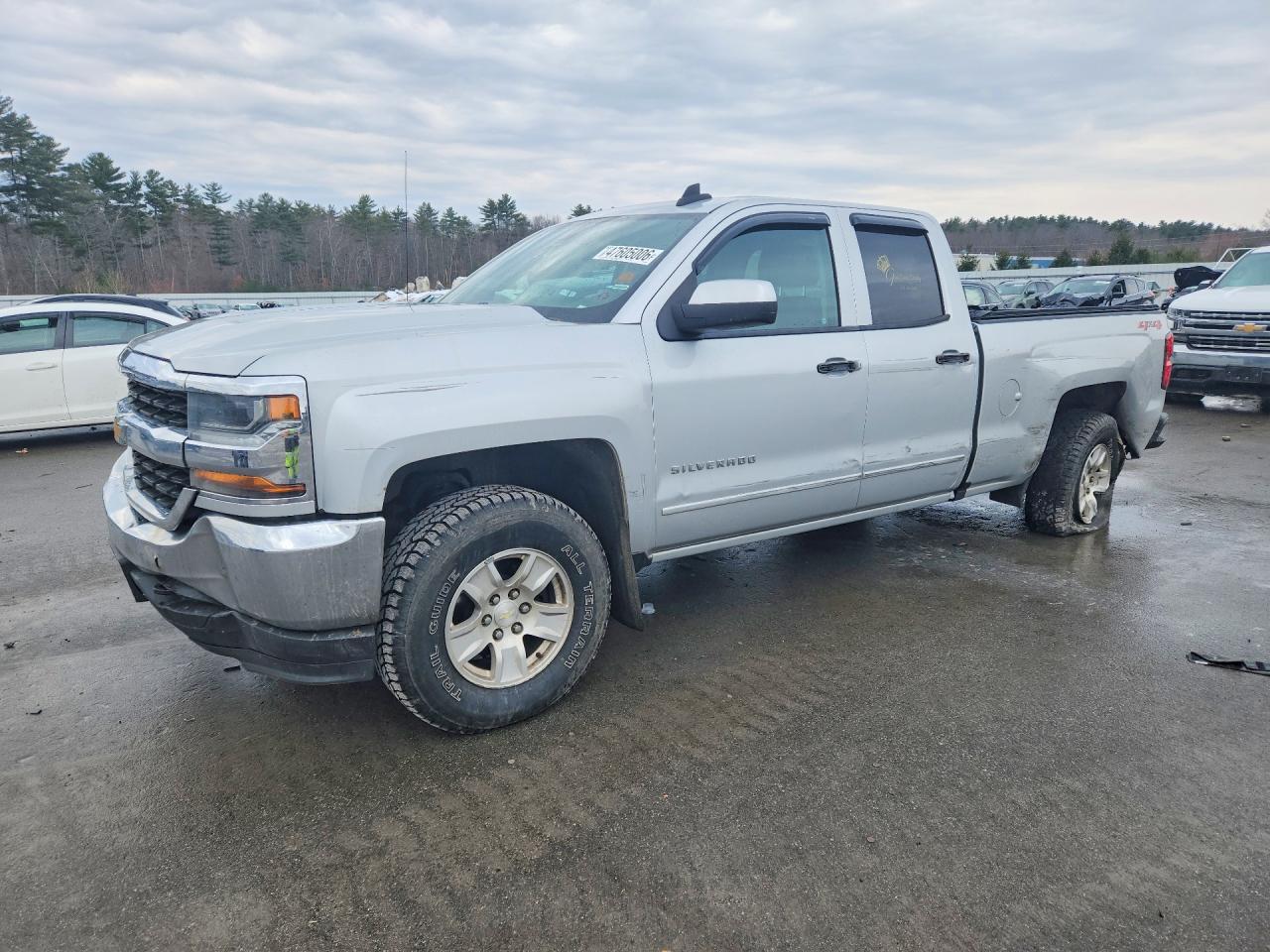 2018 Chevrolet Silverado 1500 LT, VIN 1GCVKREC4JZ179387 — Side
