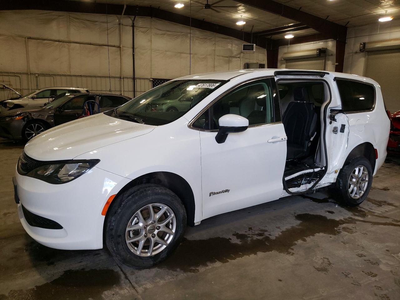 2022 Chrysler Voyager LX, VIN 2C4RC1CG8NR212333 — Бок
