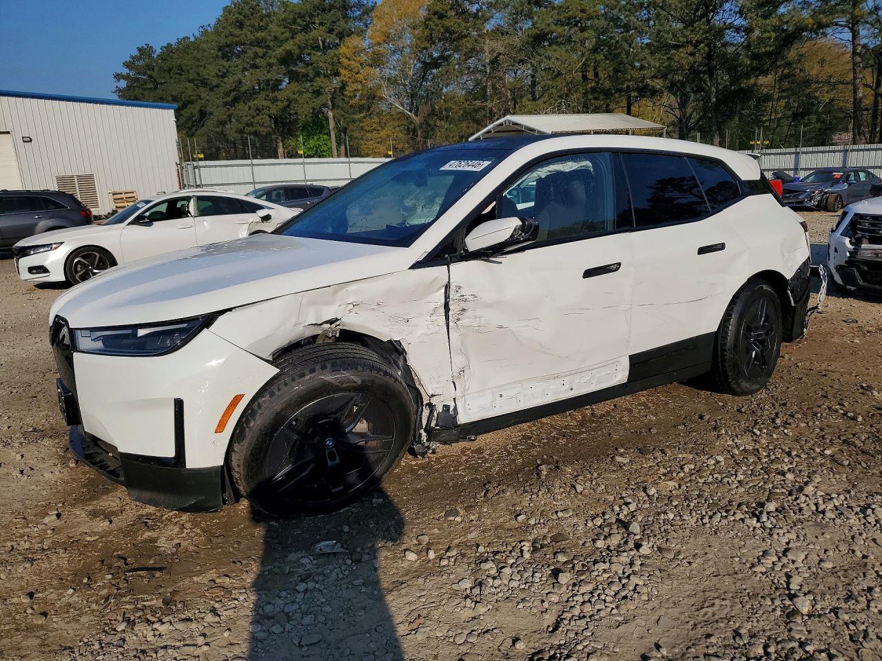 2023 BMW iX xDrive50, VIN WB523CF06PCM41127 — Бок