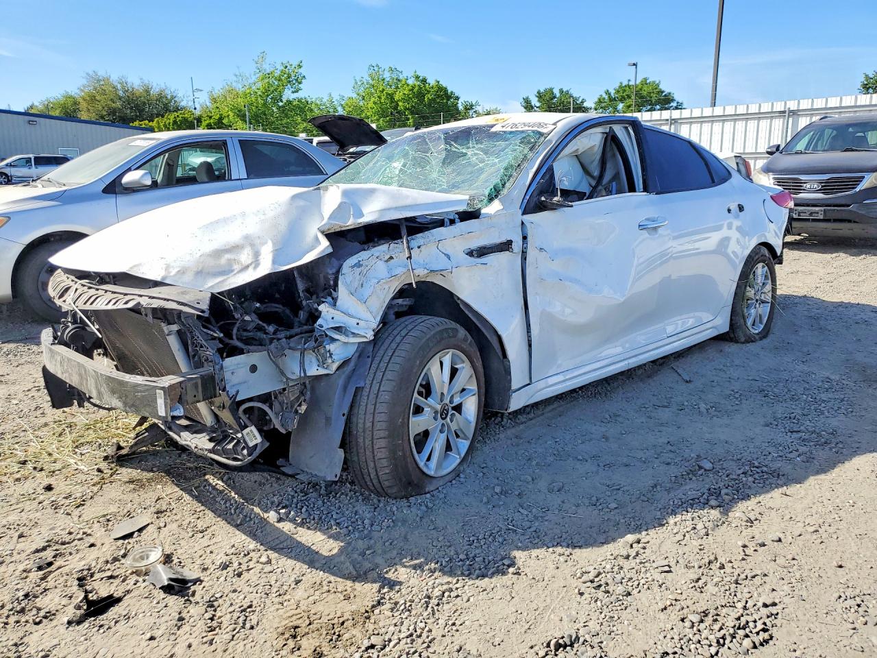 2016 Kia Optima LX, VIN 5XXGT4L37GG026154 — Перед