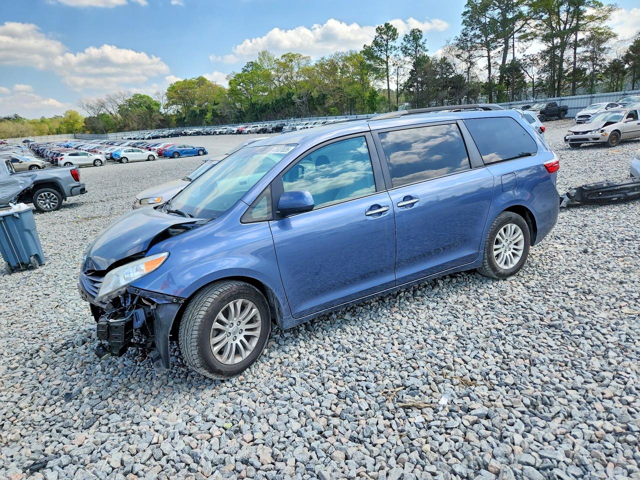 2015 Toyota Sienna XLE Premium, VIN 5TDYK3DC4FS630578 — Front end