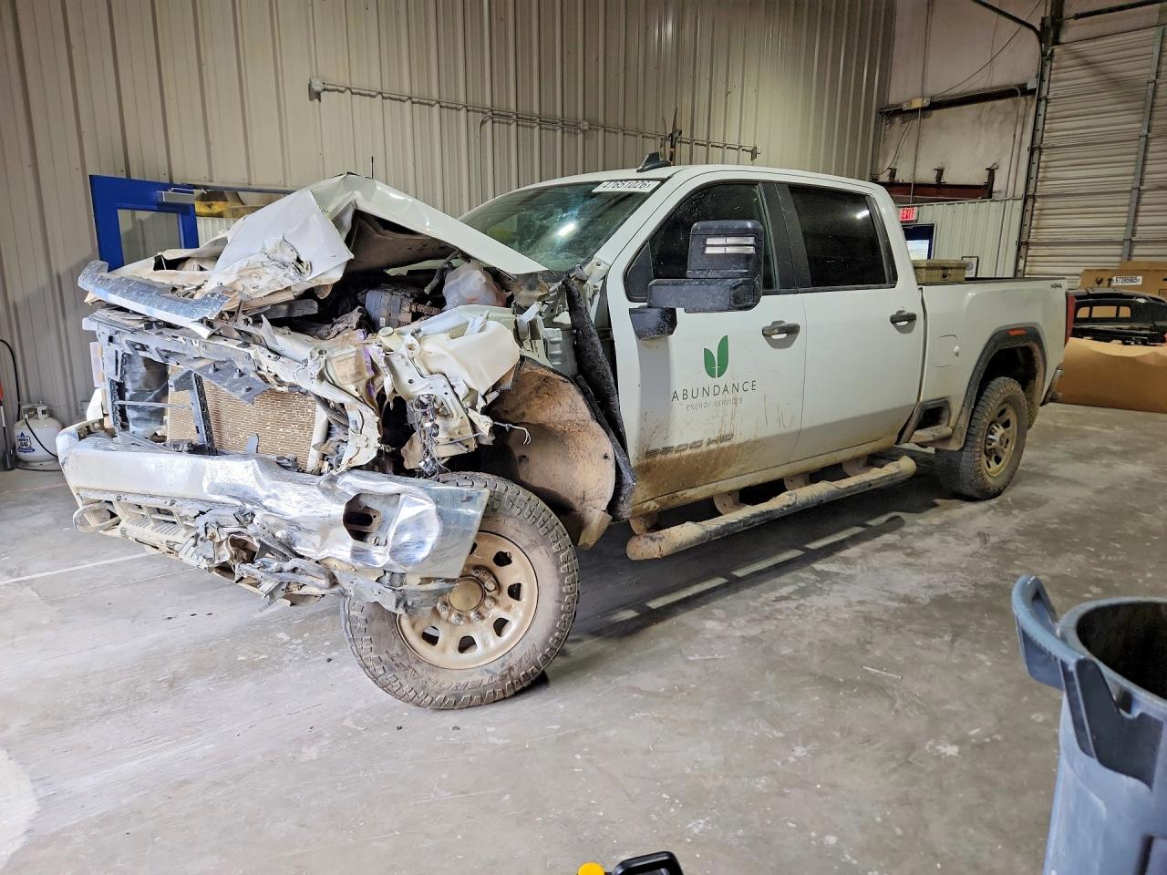 2022 GMC Sierra 2500HD Pro, VIN 1GT49LE78NF214785 — Front end