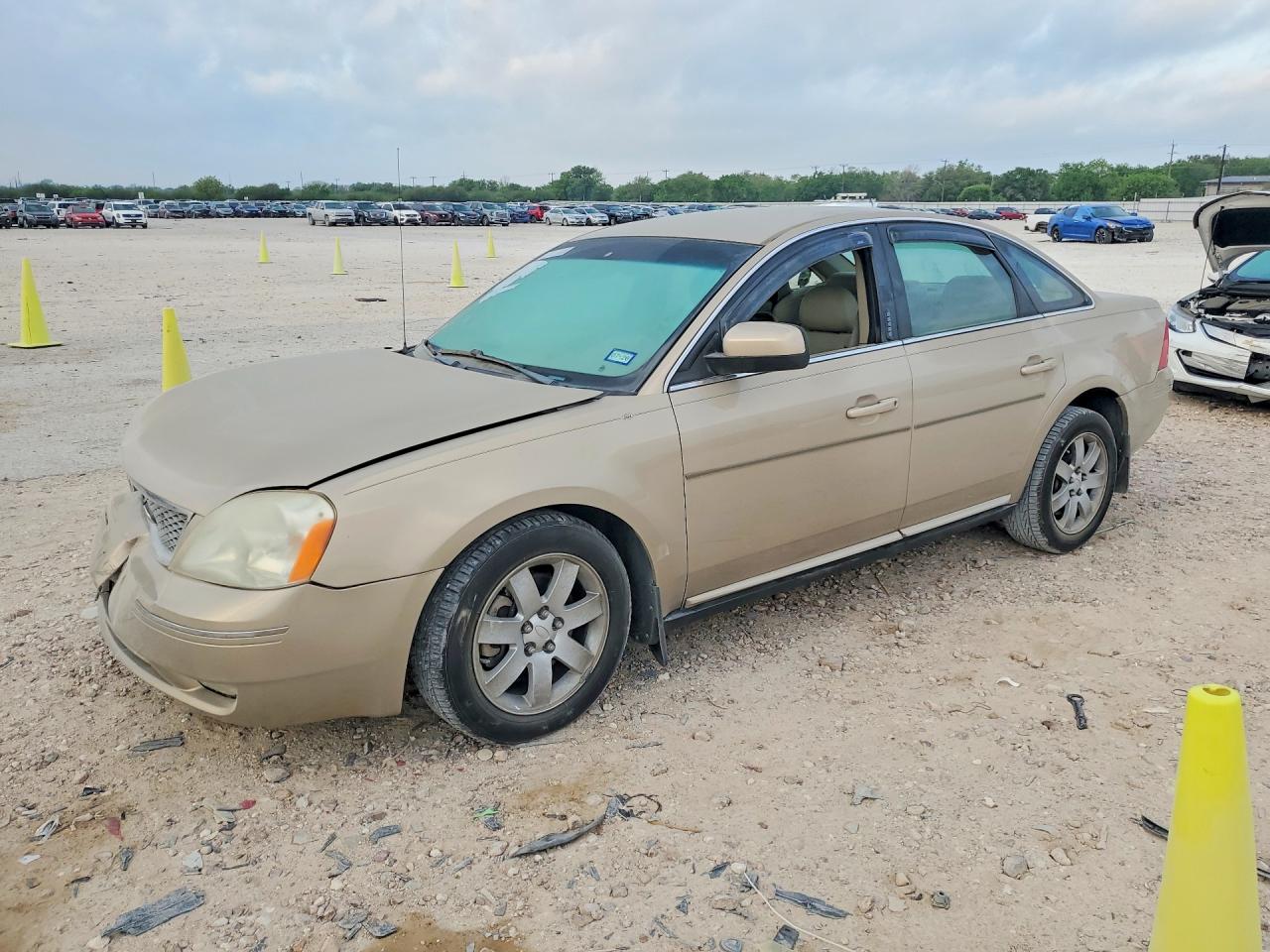 2007 Ford Five Hundred SEL, VIN 1FAFP24187G108569 — Front end