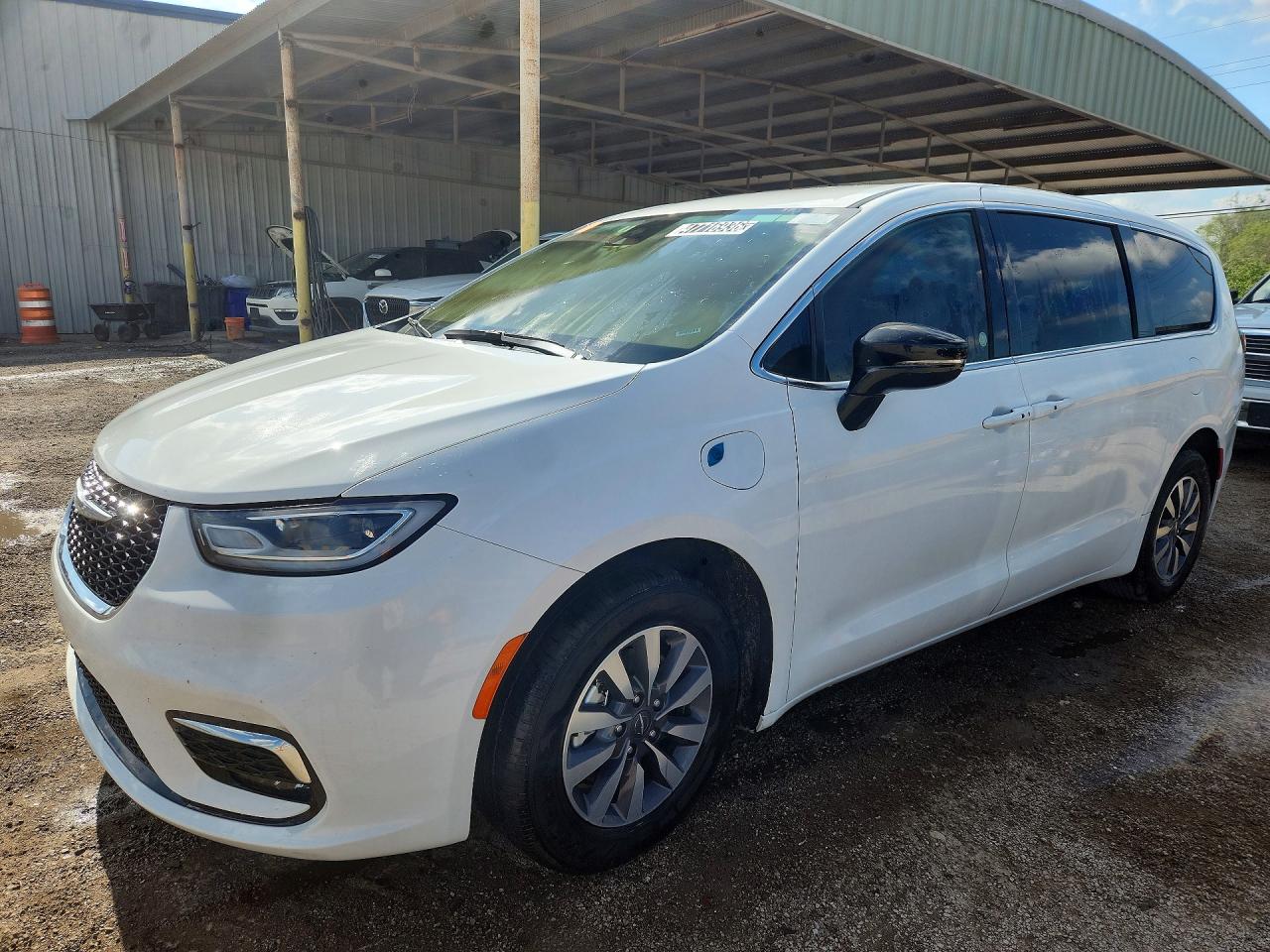 2025 Chrysler Pacifica Hybrid Select, VIN 2C4RC1S70SR573794 — Burn