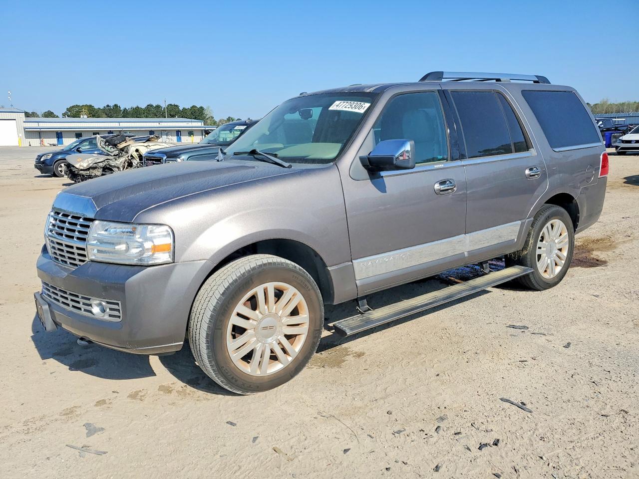 2014 Lincoln Navigator, VIN 5LMJJ2H52EEL05337 — Minor dents and scratches