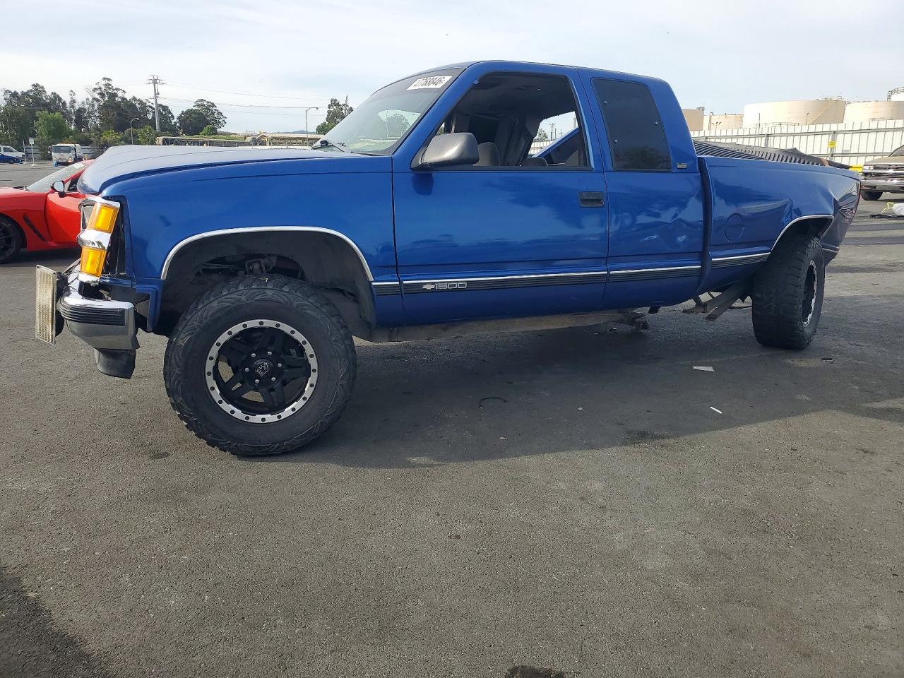 1997 Chevrolet Silverado 1500, VIN 2GCEK19R3V1106753 — Front end
