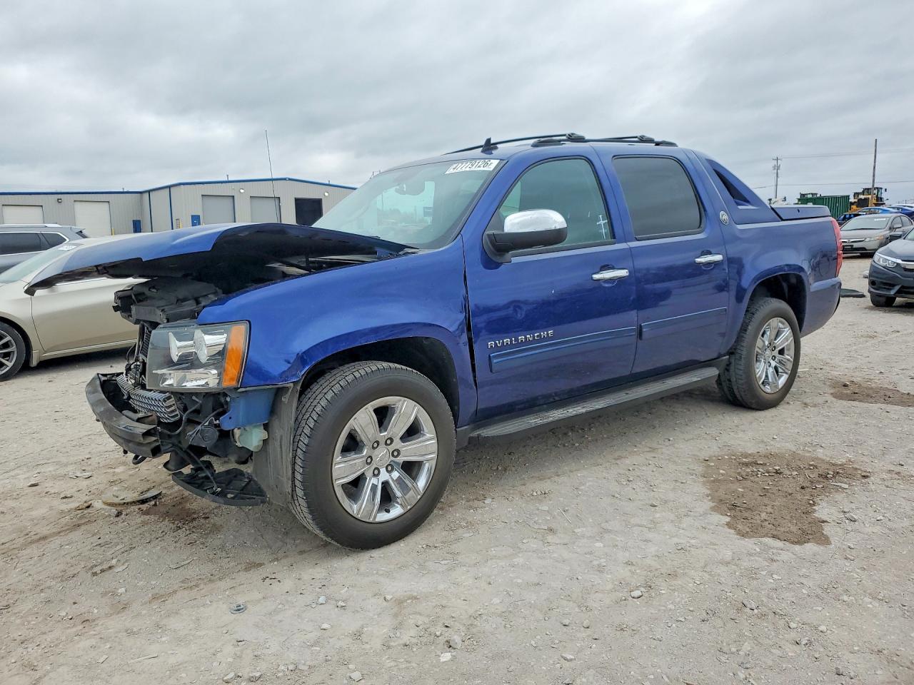 2013 Chevrolet Avalanche LT, VIN 3GNTKFE72DG376322 — Front end