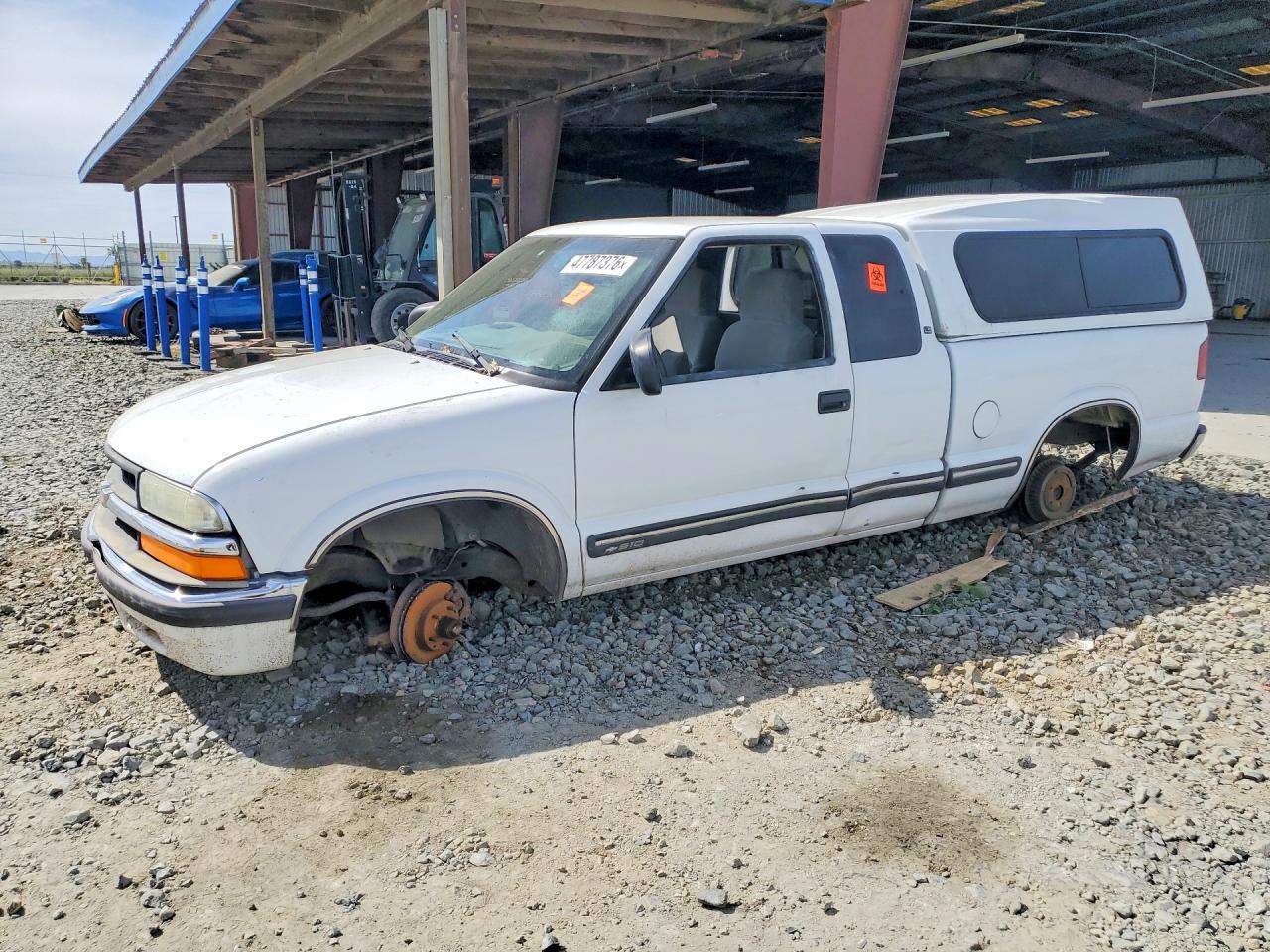 2001 Chevrolet S-10 LS Xtreme, VIN 1GCCS19W918104221 — Vandalism
