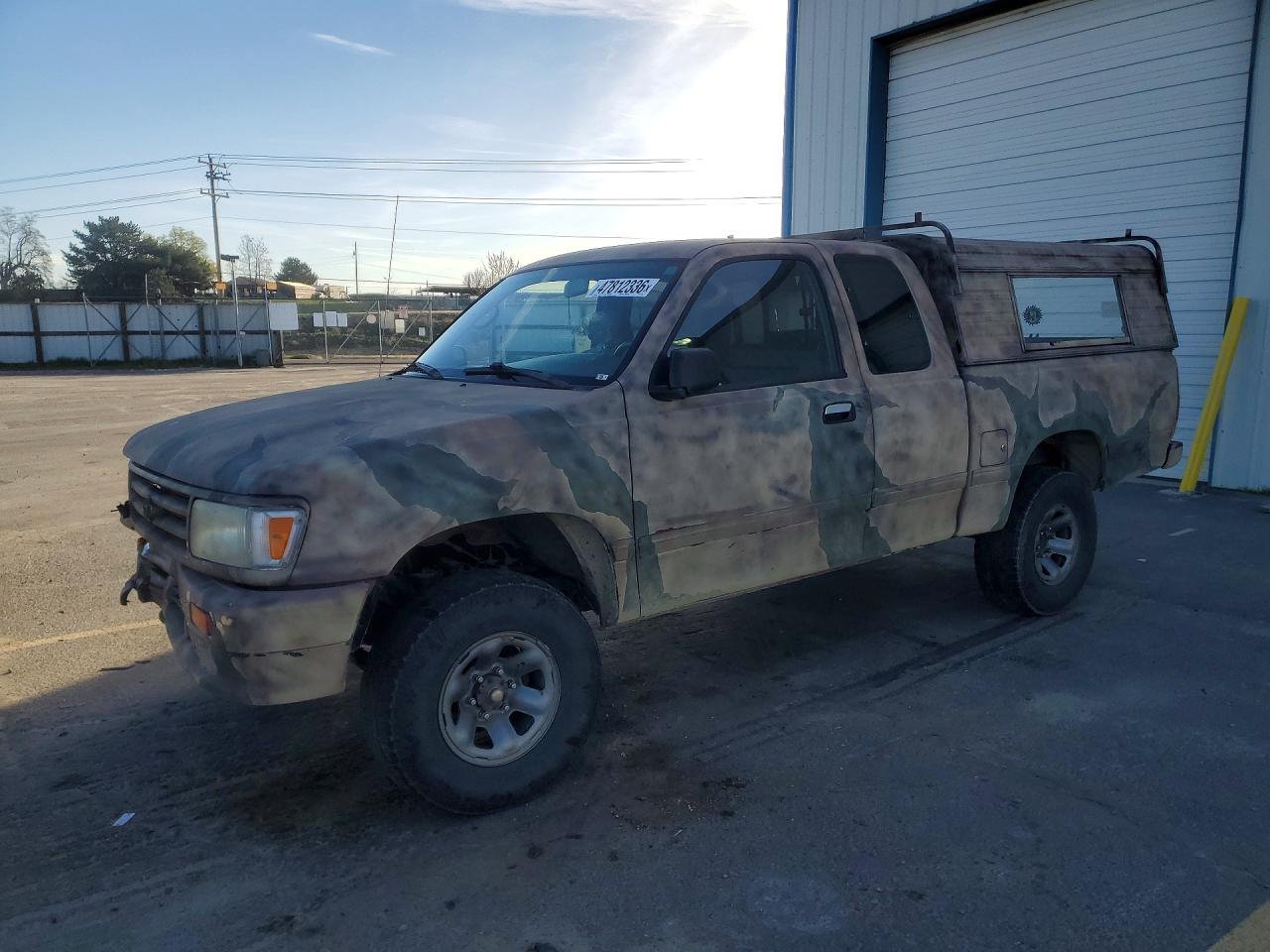 1995 Toyota T100 DX, VIN JT4VD22E6S0010680 — Front end