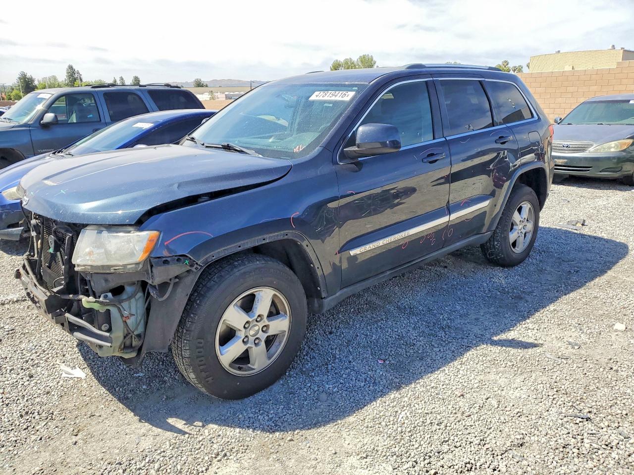 2013 Jeep Grand Cherokee Laredo, VIN 1C4RJFAGXDC618823 — Front end