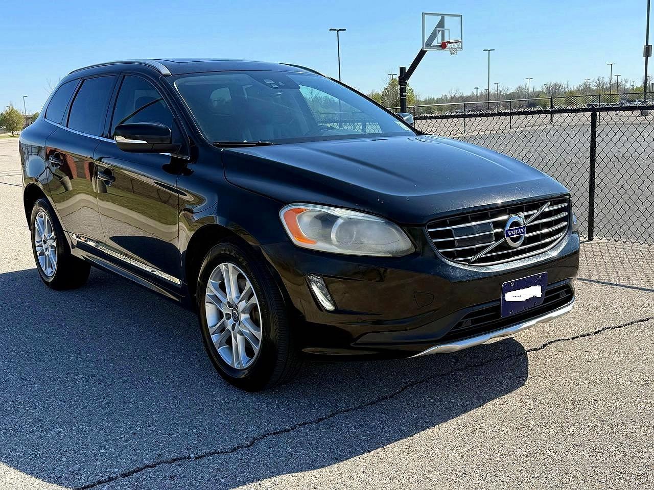 2015 Volvo XC60 T5 Drive-E Platinum, VIN YV440MDM7F2741231 — Minor dents and scratches