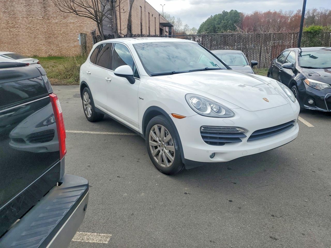 2012 Porsche Cayenne S Hybrid, VIN WP1AE2A28CLA92574 — Normal wear