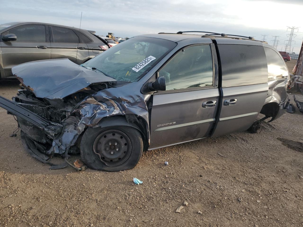 2001 Dodge Caravan Sport, VIN 1B4GP45331B144682 — Перед