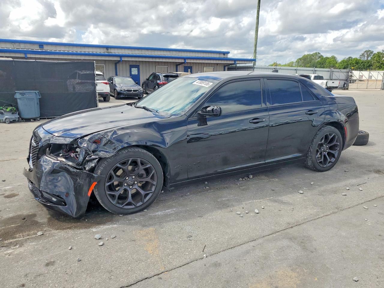 2019 Chrysler 300 S, VIN 2C3CCABG2KH648060 — Перед